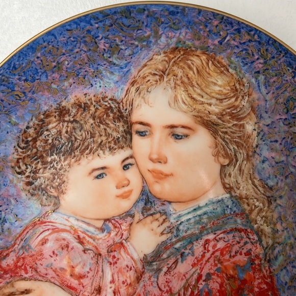 Vintage Edna Hibel Mother’s Day Collectible Plate “Erica and Jamie - Picture 2 of 7
